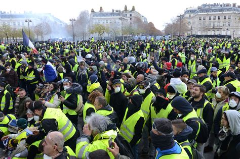  Gilets Jaunes: A Wave of Yellow Sweeping Through the Streets of Paris and Sparking a National Debate on Social Inequality.